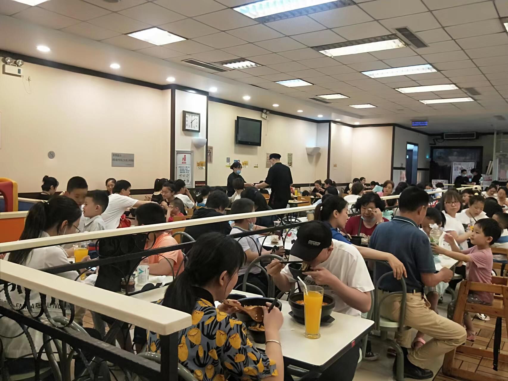 康德專注于食品調(diào)味料已十八年有余，一直注重出品的安全、穩(wěn)定，強調(diào)給商家?guī)韽N師便捷,出品穩(wěn)定，減少能耗，安全有保障！歡迎有意合作老板質詢來工廠考察！